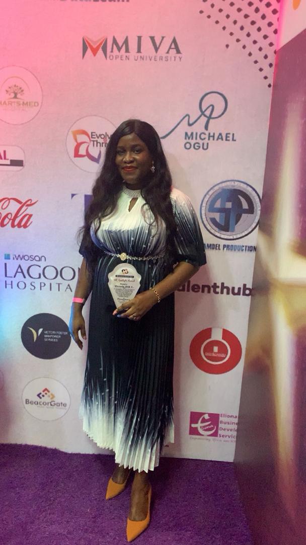 Victoria Orji with award